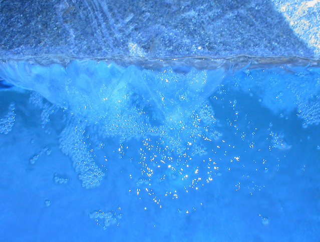 blankytně modrá vody v nádrži.jpg