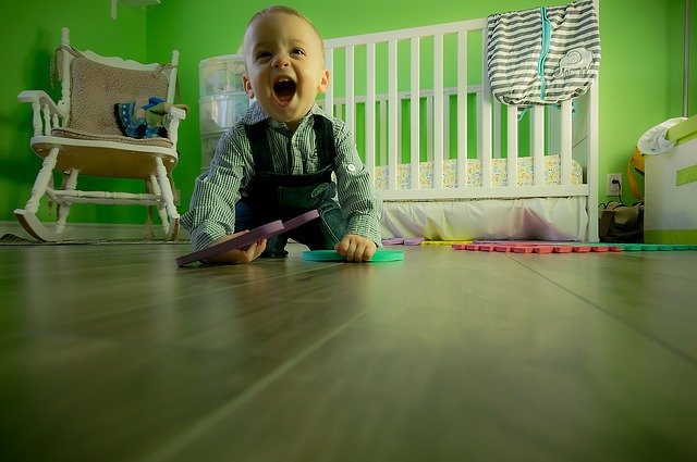 chlapeček s kostkami hrající si na podlaze
