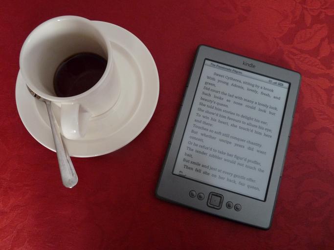 e-čtečka s kávou